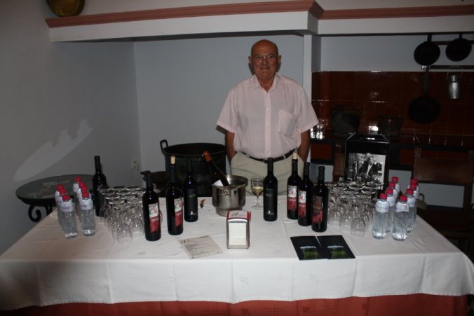 Marcelino Serrano presentadonos los vinos de su Bodega de Alcalá La Real